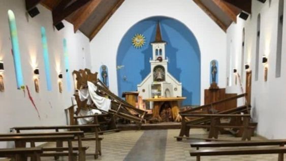 Los bancos de la iglesia fueron destrozados por el grupo mapuche. Foto: Twitter @CarlosEguiaUno