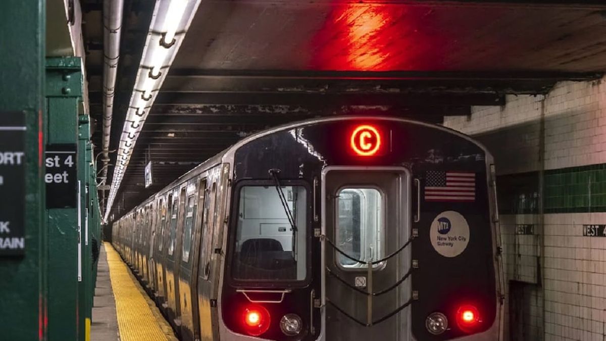 Violento ataque en el metro de Nueva York: un hombre apuñaló a tres personas en hora pico