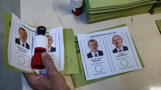 El actual presidente Recep Tayyip Erdogan y el opositor Kemal Kilicdaroglu se miden en un tenso ballotage por el futuro del país. EFE
