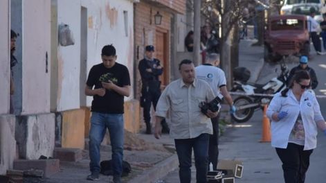 Una joven asesinó apuñaladas a su vecina porque les gustaba el mismo hombre