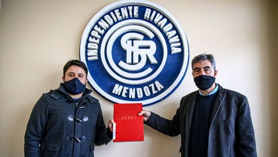 Alejandro Balderrama, titular saliente, entrega el libro de actas al flamante presidente de la institución, Carlos Castro. / Gentileza: Prensa CSIR