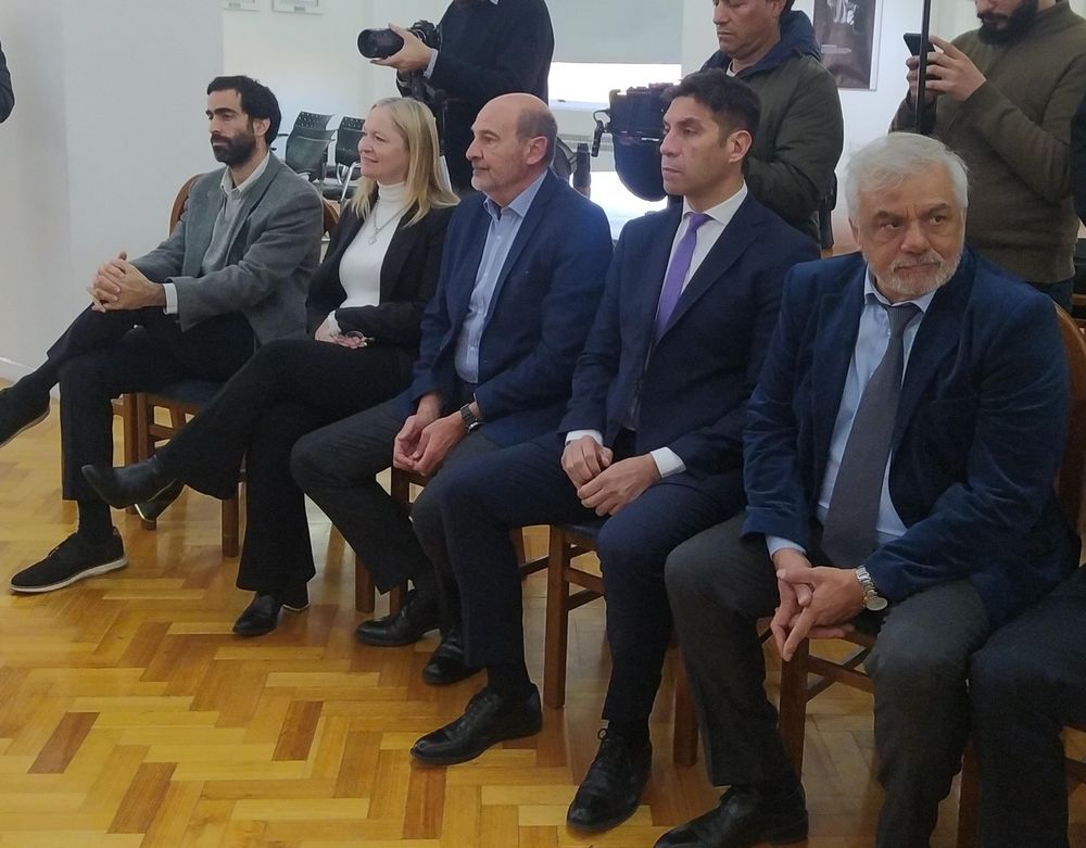 Hebe Casado y Facundo Correa Llano participaron del mismo acto oficial pero ni se miraron. En el medio, el ministro de la Producción, Rodolfo Vargas Arizu.