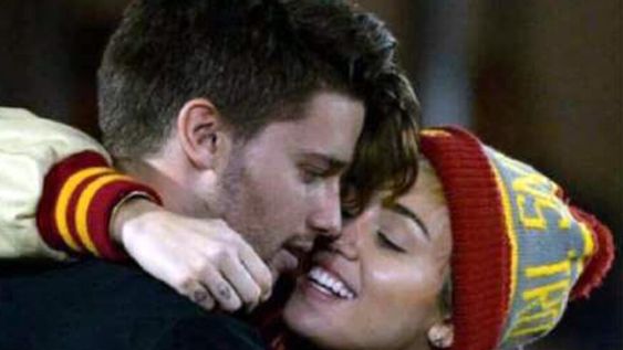 Ahora Miley Cyrus sale con Schwarzenegger... hijo