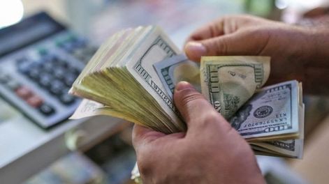 El Banco Central aplicó una devaluación del 5,9% y el dólar oficial se vende por encima de los $400.