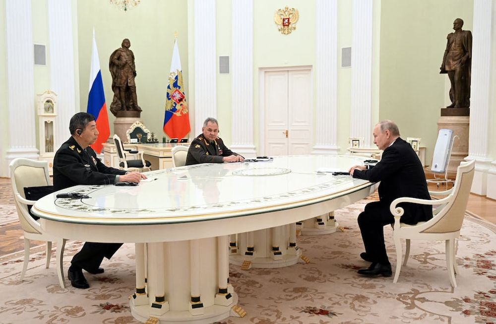 El presidente de Rusia, Vladimir Putin, junto a su ministro de Defensa Serguei Shoigu y el ministro de Defensa de China, Li Shangfu, reunidos por primera vez en Moscú a pocos días de la visita oficial de Xi Jinping.