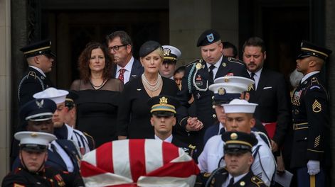 Sin Trump, Obama y Bush despidieron al senador John McCain