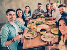 las personas que acomodan su silla al levantarse de la mesa generalmente muestran estas 8 cualidades unicas