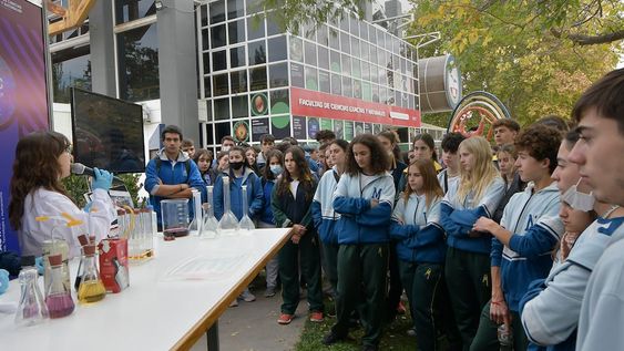 Se descarta en estos tiempos la significación que tiene para un país tener un desarrollado sistema científico. Por eso valoramos la acción realizada por la Facultad de Ciencias Exactas y Naturales de la UNCuyo, que organizó una muestra interactiva de ciencias por la que pasaron 1.500 estudiantes del ciclo secundario.