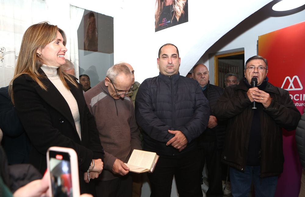 Julio Simón spreekt tijdens de openingsceremonie van het hoofdkwartier van Griselda en Luis Petri in Guaymallén.