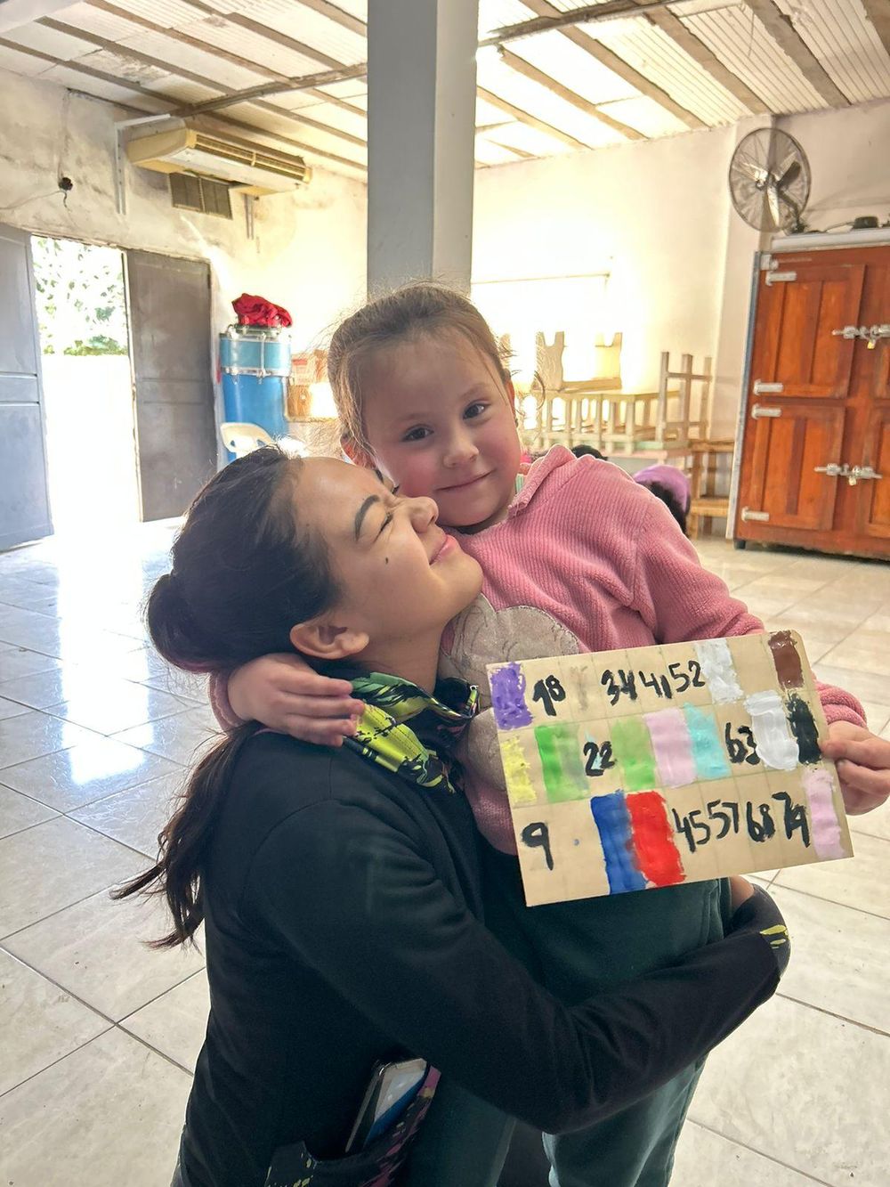 Une campagne puissante et émouvante invite les bénévoles à soutenir les enfants et les personnes âgées qui luttent seuls. Photo : Avec l'aimable autorisation de l'ONG Huellas.