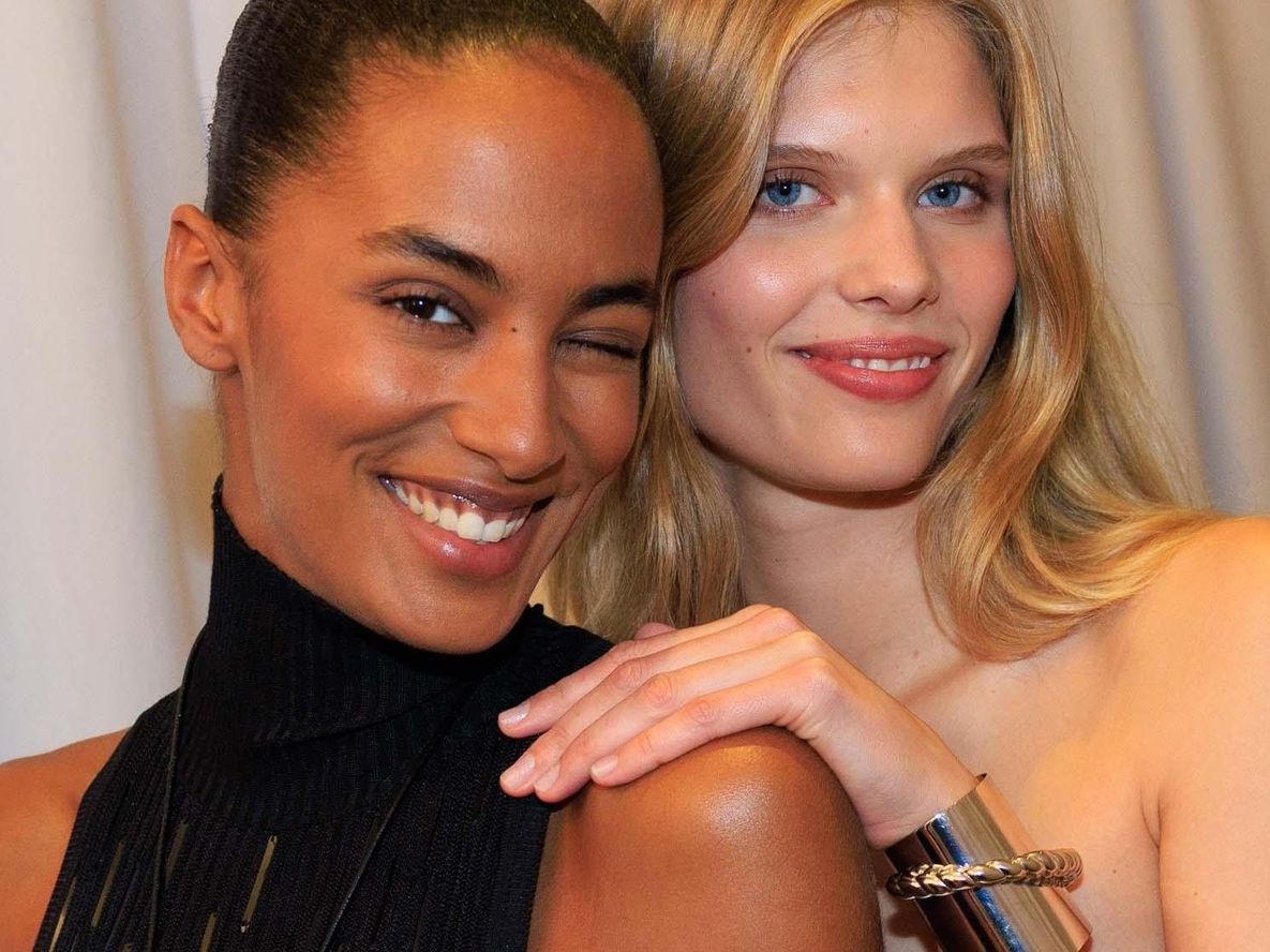 Olvidate de las rayas y del animal print: este es el estampado favorito de la moda para el 2026