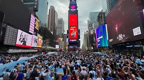 Los argentinos coparon Times Square en un banderazo antes de la final del Mundial 2026