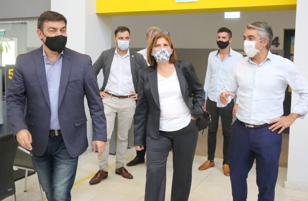 Otros tiempos. De Marchi, Bullrich y Bragagnolo. Atrás, izq, el presidente del Pro mendocino Alvaro Martínez. Ahora, Bullrich destila furia.