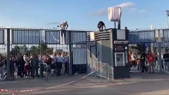 El duelo que define al campeón del certamen continental debía arrancar a las 16.00 pero se retrasó para las 16.15 por un inconveniente con los hinchas de Liverpool. / Gentileza.