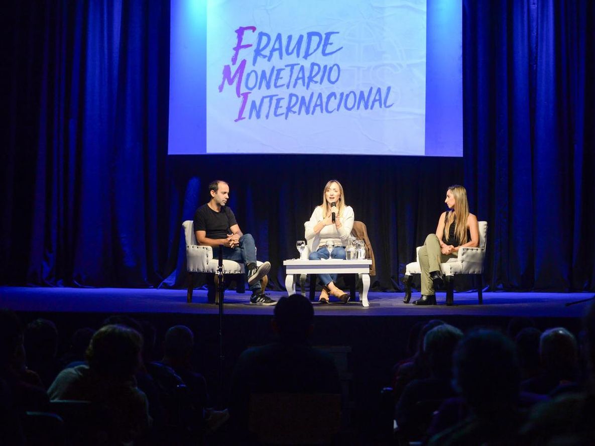 La senadora Anabel Fernández Sagasti y los diputados Itaí Hagman y Julia Strada encabezaron la charla sobre el FMI en el Teatro Selectro