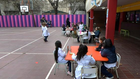 En Mendoza los chicos de primaria volvieron a la presencialidad total en las escuelas y buscan que en el país hagan lo mismo. Foto: Orlando Pelichotti