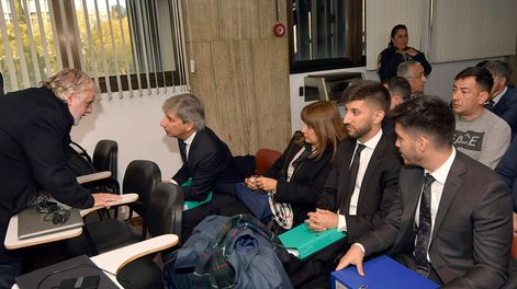 El exjuez Walter Bento junto a su esposa Marta Boiza y sus hijos Nahuel y Luciano Bento en Tribunales. 