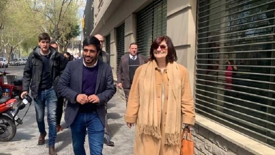 La Ministro de Trabajo de la Nación, Kelly Olmos, llega a las dependencias de la Agencia Territorial Mendoza, en calle Belgrano, acompañada por su titular, Gonzalo Navarro.