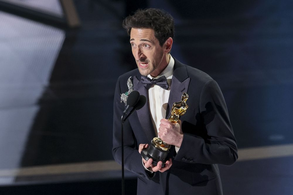 Adrien Brody recoge el Óscar a la mejor interpretación masculina por 'The Brutalist' durante la 97ª ceremonia anual de los Premios Oscar. EFE/EPA/ALLISON DINNER