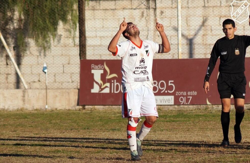 Con dedicatoria. Sebastián Molina festeja el tanto del 2 a 0 en Ruta Panamericana. / Prensa Club Deportivo Maipú.