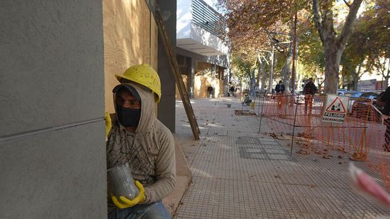Uocra acordó 35,8% en cuatro cuotas remunerativas en abril, julio, octubre y febrero de 2022. Están cerca del 40% estimado para todo el año. / Foto: José Gutiérrez