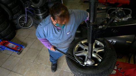 Los Andes | Rocío Lizarzaburu (53) -alias La Petisa-, la gomera que intenta derribar prejuicios prehistóricos. Foto: Orlando Pelichotti / Los Andes.