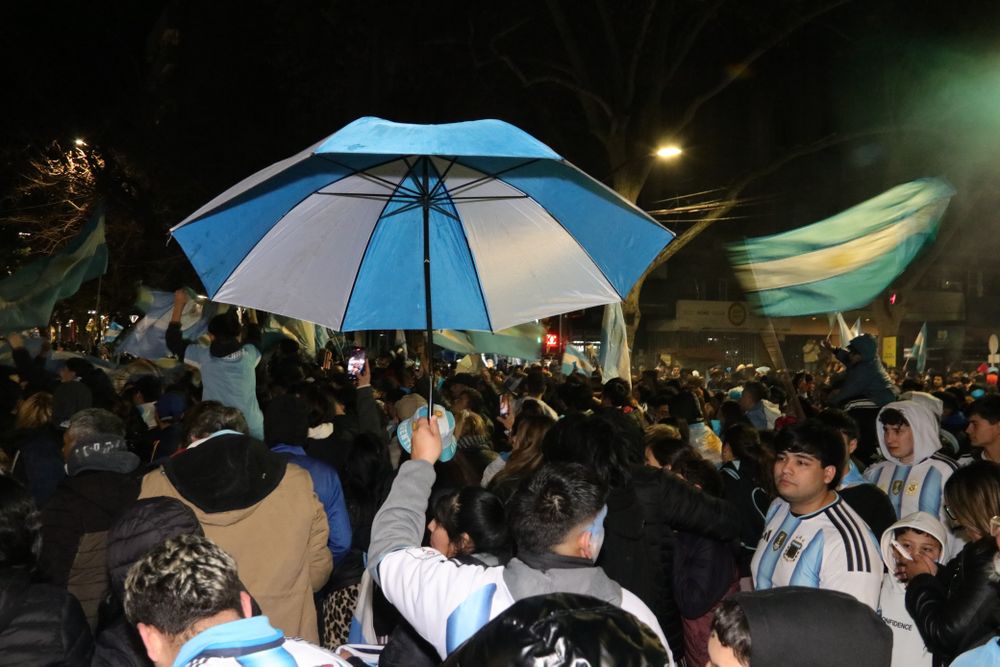 Miles de mendocinos coparon el KM 0 para celebrar el pase de Argentina a semifinales del Mundial 2026