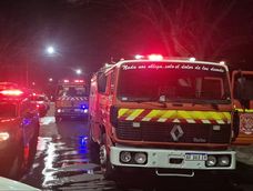 Incendio en Godoy Cruz: una camioneta quedó destruida y el fuego alcanzó parte de una vivienda