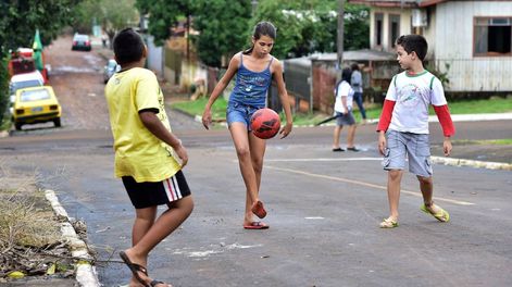 estudios muestran que los ninos que jugaban en la calle sin reglas estaban desarrollando resiliencia emocional