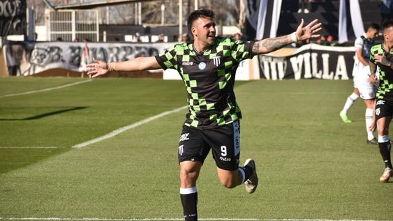 Por la 21° fecha de la Primera Nacional, el Lobo venció por 1-0 a Chaco For Ever y sumó su quinto triunfo en los últimos 6 partidos. El gol lo convirtió el Tanque Silba. / Gentileza: Prensa GyE.