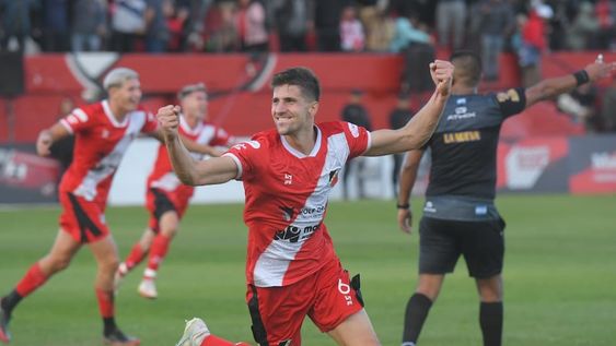 El defensor Imanol González, desde el juego aéreo, le ha aportado al Cruzado goles fundamentales en el torneo. / Ignacio Blanco - Los Andes