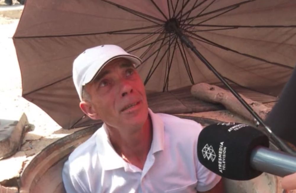 Los propietarios tomaron préstamos y vaciaron sus ahorros para darle al tesorero, Julio Mateos Palacios, una suma de 2,7 millones de euros para llevar, entre otras cosas, energía eléctrica y agua a la urbanización ubicada en el municipio sevillano. Foto: Captura de video.