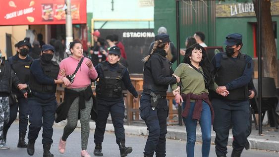En San Martín, familiares y amigos de Agostina Trigo marcharon por las calles del centro para pedir Justicia.Agustina fué encontrada sin vida en un galpón abandonado en el distrito Buen Orden de San Martín.Un grupo de Manifestantes, rompió vidrios en el Ministerio Público Fiscal, ubicado en la esquina de 25 de Mayo y Arjonilla, donde tuvo que actuar la policía.Foto: José Gutiérrez/ Los Andes