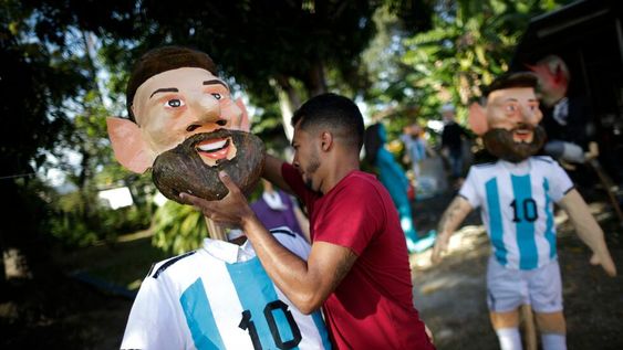 El artista panameño Víctor Álvarez admite a EFE que antes de que Argentina se alzara, hace poco más de una semana, como campeona del mundo en Catar 2022, ya tenía listo un muñeco de Lionel Messi. Lo que no pensó es que muchos de sus fieles clientes también querrían uno y además con la ya célebre inscripción Qué mirás bobo, andá paallá.