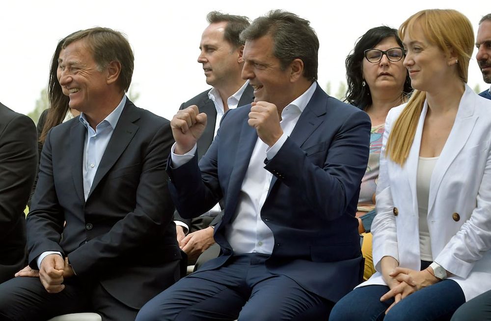 Sergio Massa, ministro de Economía de la Nación, pasó este lunes por Mendoza para anunciar una serie de medidas para paliar los daños ocasionados por las heladas tardías del 31 de octubre y 1 de noviembre, en el marco del Plan Integral de protección a economías regionales. En la foto, con el gobernador Rodolfo Suárez y la senadora nacional Anabel Fernández Sagasti. Orlando Pelichotti / Los Andes