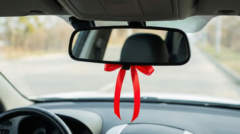 ¿Qué significa circular con una cinta roja atada al espejo del auto?