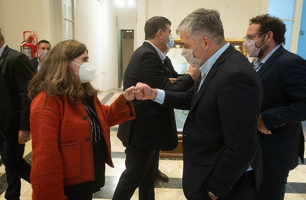 Nadal en la LegislaturaLa ministra de Salud Ana Maria Nadal saluda al diputado German Gómez  y senador Lucas Ilardo luego de la finalización de su exposición