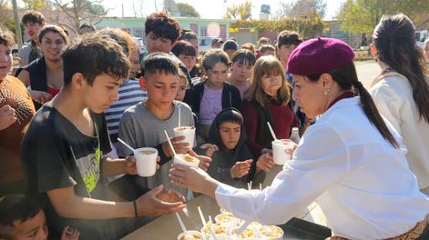 Un locro multitudinario unió a empresas y voluntarios en Las Heras