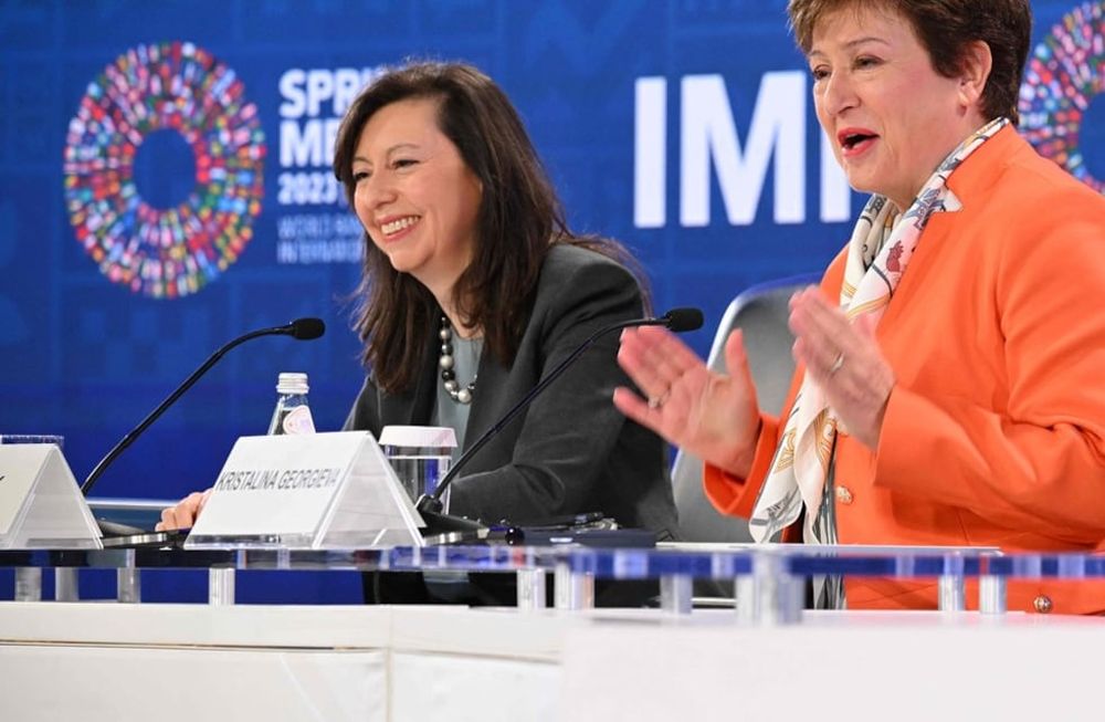Julie Kozack, vocera del FMI (izquierda) junto a Kristalina Georgieva, la número uno del organismo.