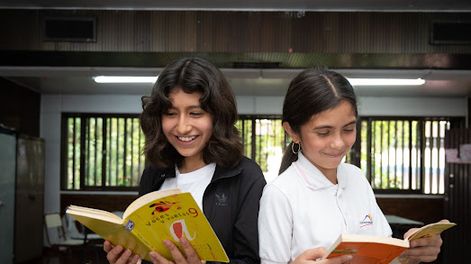 La Dirección General de Escuelas (DGE) decidió convertir abril en el mes de la lectura en voz alta, una apuesta que combina calendario internacional, estrategia pedagógica y la intención de reinstalar la palabra compartida como motor del aprendizaje.