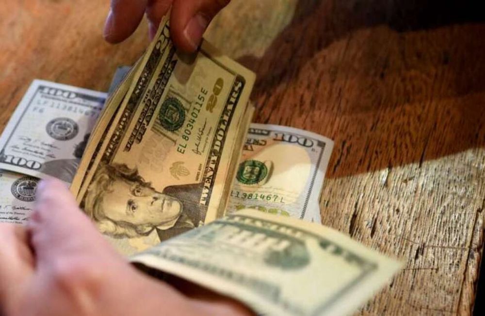 Dólar alterado mientras el mercado sigue de cerca la situación financiera del tesoro y el Gobierno gestiona los vencimientos de deuda por U$S 7.000 millones en junio.