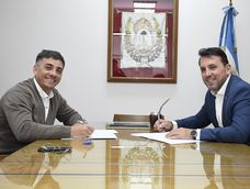 El intendente de Guaymallén, Marcos Calvente, y el ministro de Educación, Tadeo García Zalazar, firmaron un convenio de asistencia tecnológica. El intendente de Guaymallén, Marcos Calvente, y el ministro de Educación, Tadeo García Zalazar, firmaron un convenio de asistencia tecnológica.