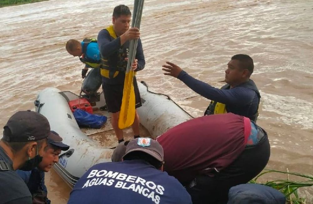 Personal de rescate trabaja para encontrar a personas que se hundieron en un gomón sobre el río Bermejo en Salta.