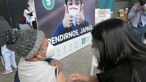 Los Andes | Hoy podrán asistir sin turno al centro de vacunación, las personas de entre 55 y 60 años con número de DNI impar para recibir la segunda dosis. Foto: Orlando Pelichotti / Los Andes