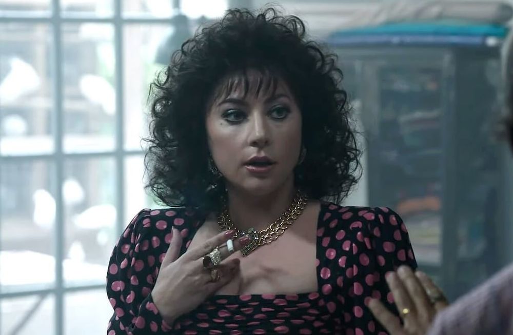 Lady Gaga admitió que ella y Salma Hayek protagonizaron una escena de sexo que finalmente fue quitada de la cinta original.