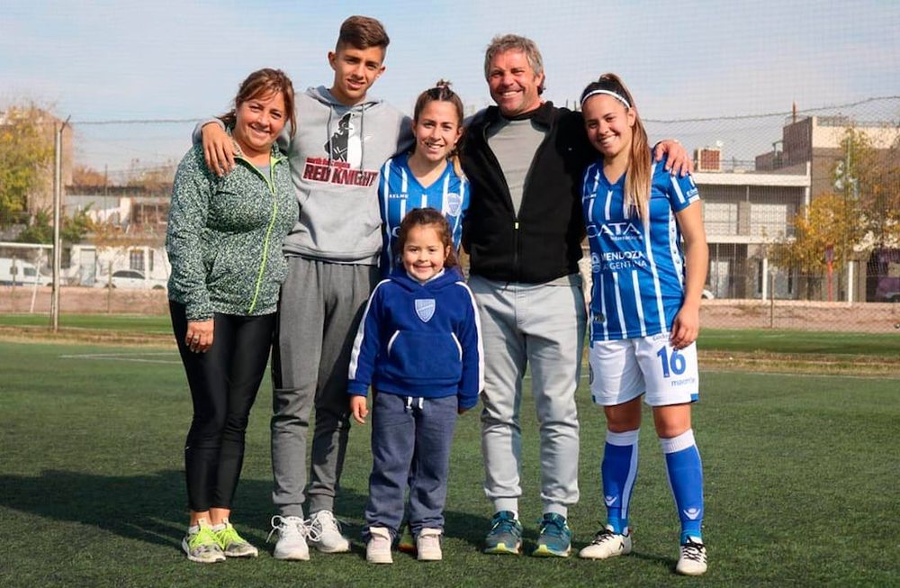 Papá feliz. Un domingo cualquiera, alentando a la chicas. Siempre vamos, cuenta Manuel. La pequeña es Delfina, su nieta.