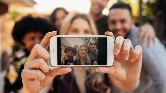 Por qué hay personas que evitan las fotos: el debate que desató una influencer en redes