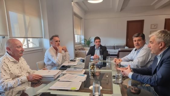 El ministro de Obras, Gabriel Katopodis junto al vicegobernador Mario Abed, el intendente de Rivadavia, Miguel Ronco; su secretario de Gobierno, Hernán Amat; y el administrador de Vialidad provincial, Osvaldo Romagnoli.