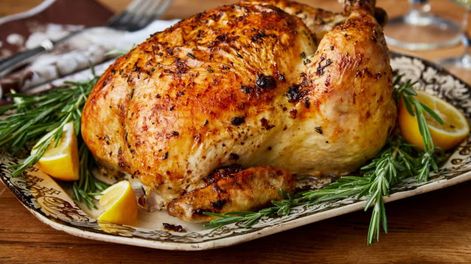 El resultado es un pollo tierno y húmedo por dentro y dorado por fuera.