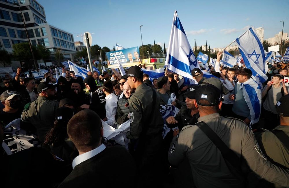 Protestas masivas en Israel contra la reforma judicial que impulsa el gobierno. Los partidarios del gobierno de derecha israelí y los manifestantes antigubernamentales se reúnen frente a la Knesset (el Parlamento), antes de las protestas masivas en Jerusalén. Foto: EFE/EPA/ATEF SAFADI